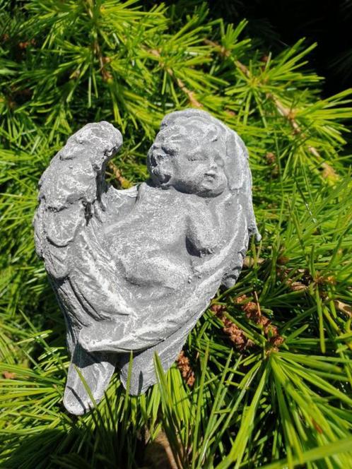schatig engeltje in vleugels, Tuin en Terras, Tuinbeelden, Nieuw, Engelenbeeld, Beton, Ophalen of Verzenden