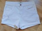 Knappe witte short Bershka met scheurtjes 38, Kleding | Dames, Ophalen of Verzenden