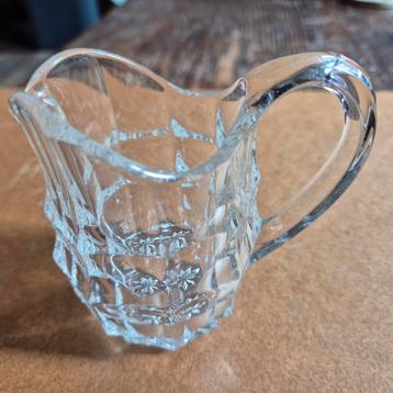 Melkkannetje. Ananasslijpsel vintage beschikbaar voor biedingen