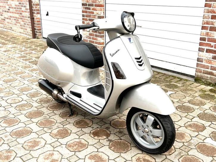 Vespa GT 200 L, look GTS 2003, Motos, Motos | Piaggio, Particulier, Scooter, 12 à 35 kW, 1 cylindre, Permis Moto A1 minimum, Échappement sport