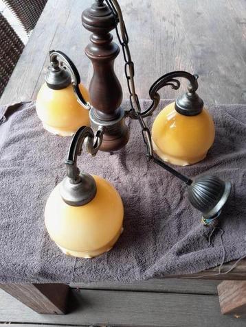 Oude luster, koper, hout en glas beschikbaar voor biedingen