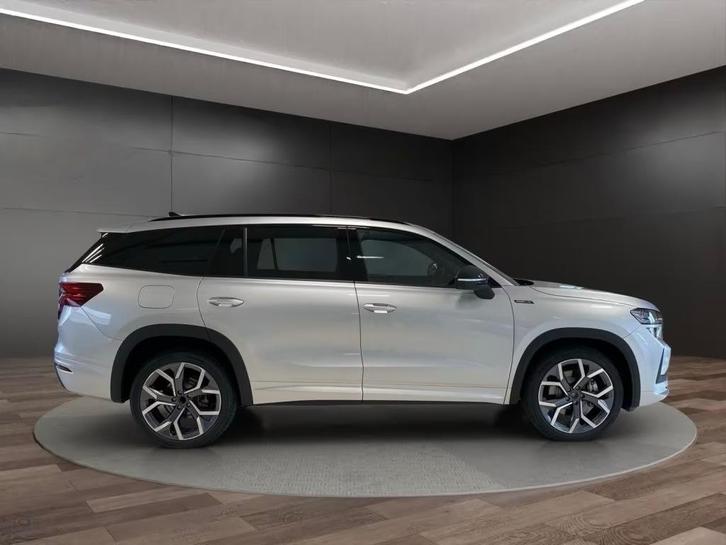 NEW MODEL KODIAQ SPORTLINE 15TSI 7PL/PANO/20/TREKH/SAFEL-25%, Auto's, Skoda, Bedrijf, Te koop, Kodiaq, Achteruitrijcamera, Adaptieve lichten