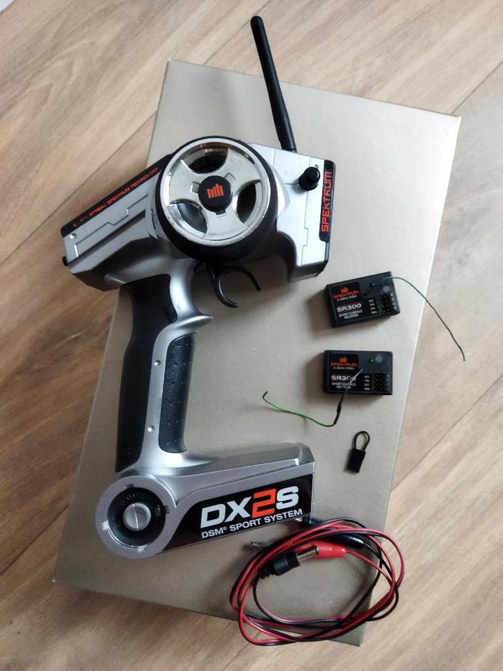 Spektrum DX2S 2,4GHz zenderset + 2x SR300 DSM, Hobby & Loisirs créatifs, Modélisme | Radiocommandé & Téléguidé | Voitures, Utilisé