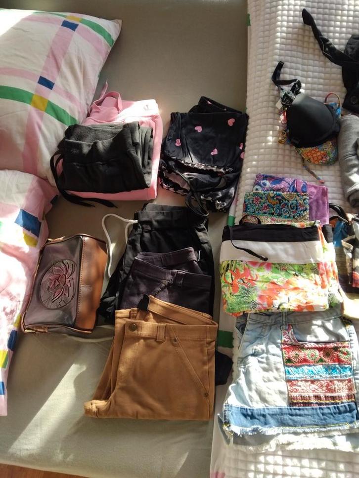 For sale in ., Vêtements | Femmes, Packs de vêtements pour femmes, Enlèvement