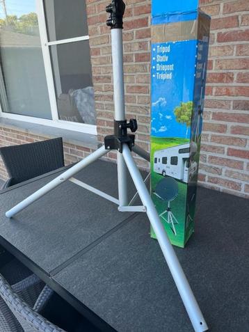 schotel  sateliet  + statief  beschikbaar voor biedingen