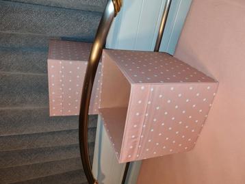 2 grote roze stoffen dozen met witte stippen L 38 x 32 x H 3 beschikbaar voor biedingen