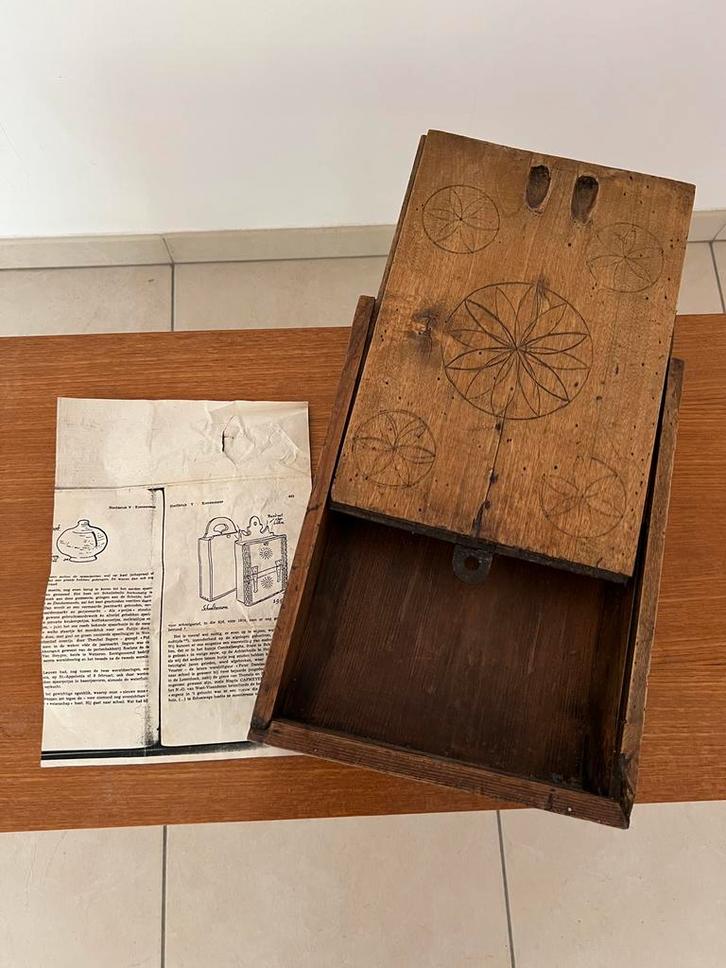 Antieke boekentas in hout met versieringen, Antiek en Kunst, Curiosa en Brocante, Ophalen