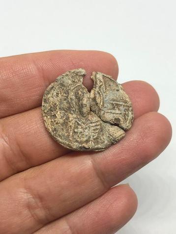 Byzantijnse loden zegels (gebroken) beschikbaar voor biedingen