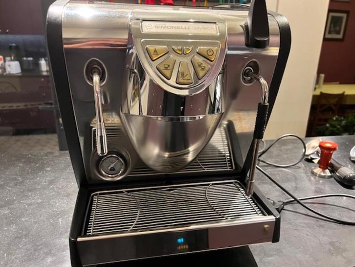 Espressomachine Nuova Simonelli Musica, Electroménager, Cafetières, Utilisé, Café en grains, Machine à espresso, Réservoir d'eau amovible