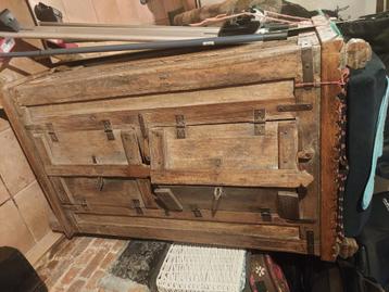 Zeer oude kledingkast India Rajasthan beschikbaar voor biedingen