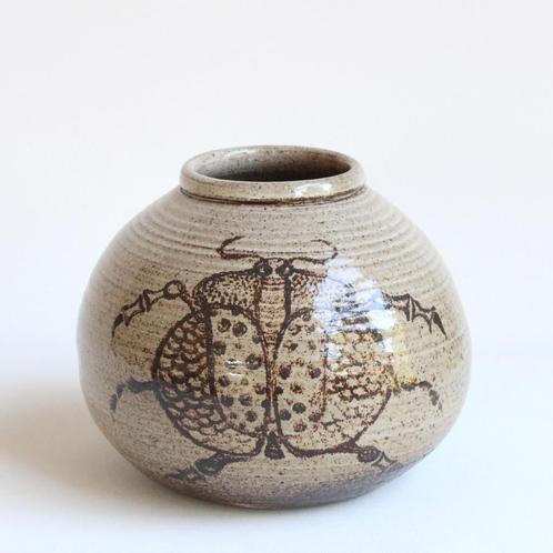 Bolvaas met kever - Dour, Huis en Inrichting, Woonaccessoires | Vazen, Gebruikt, Overige kleuren, Minder dan 50 cm, Aardewerk of Porselein