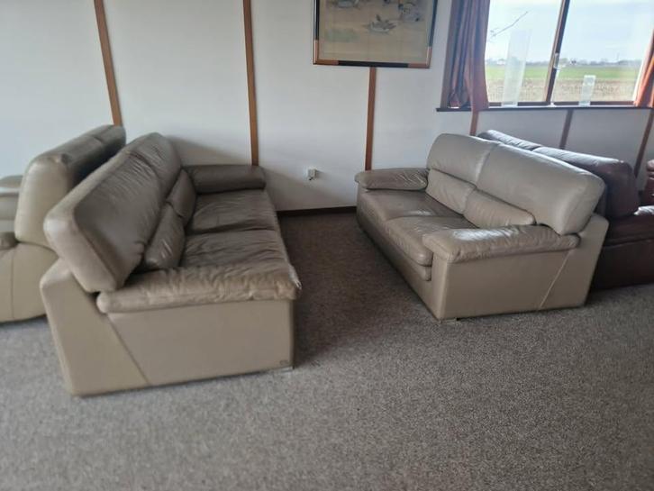 TAUPE BUFFELLEDEREN SALON 3 EN 2 ZIT, Huis en Inrichting, Zetels | Zetels, Gebruikt, Leer, Ophalen