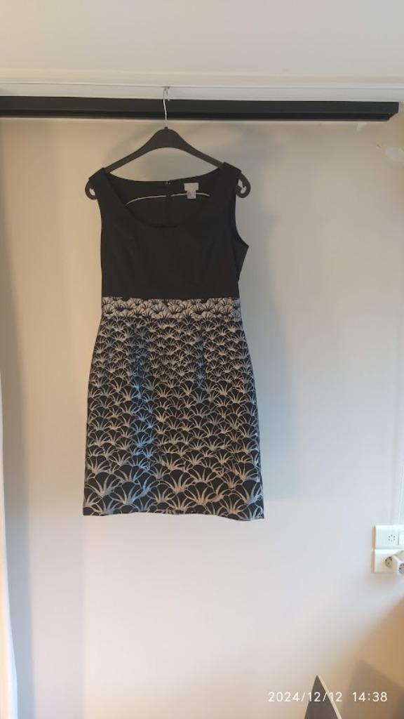 Feestjurk zwart en zilver, Kleding | Dames, Jurken, Zo goed als nieuw, Maat 38/40 (M), Zwart, Boven de knie, Ophalen of Verzenden