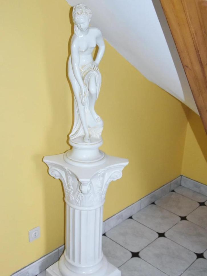 Decoratieve sculptuur (vrouw en Griekse zuil), Verzamelen, Beelden en Beeldjes, Gebruikt, Ophalen