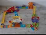 Groot lot vtech toettoet: racecircuit, garage, toren, bus, Enlèvement, Comme neuf, 6 mois à 2 ans