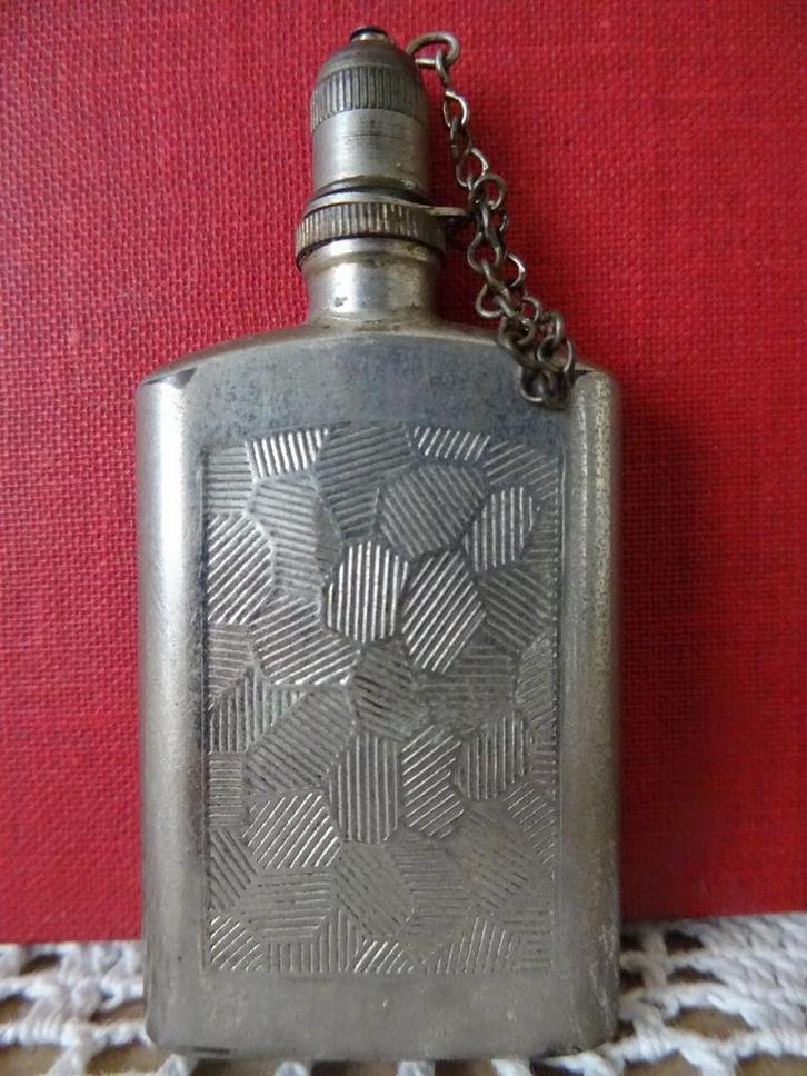 Antiek parfumflesje geurflesje parfum flacon verzilverd? 7cm, Antiek en Kunst, Curiosa en Brocante, Ophalen of Verzenden