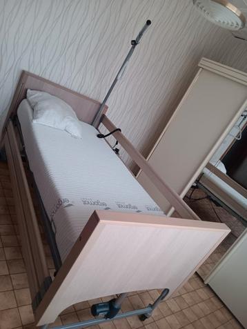 Lit médical électrique  beschikbaar voor biedingen
