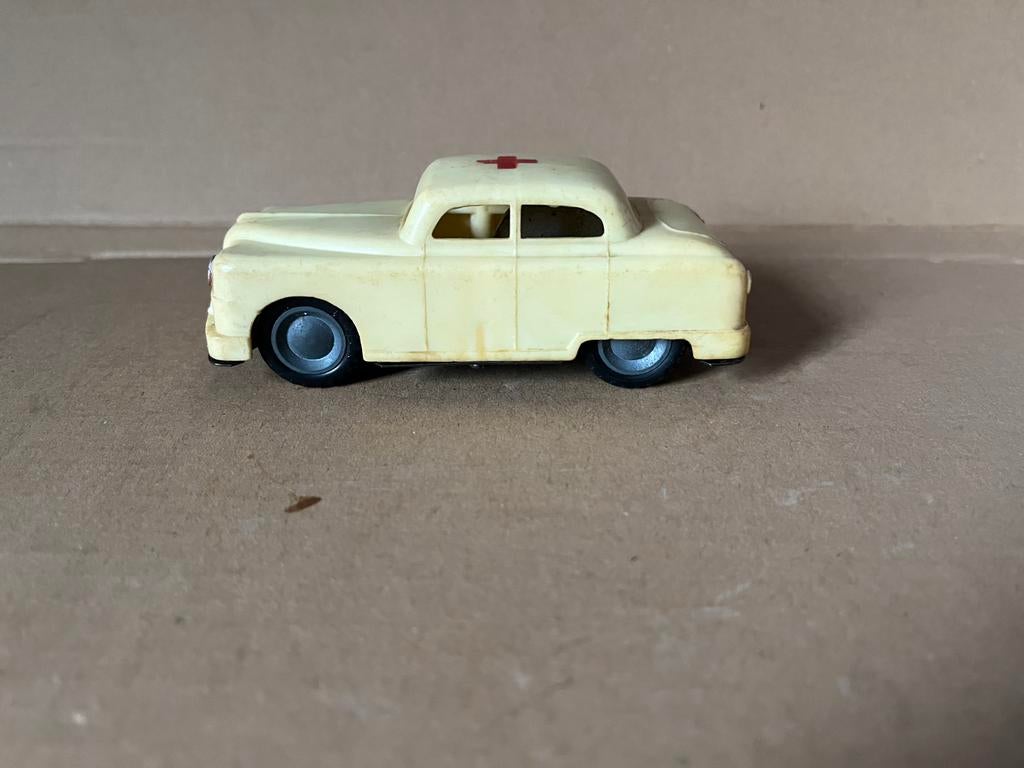 Oldtimer Vanguard four doors saloon Rode Kruis 11,5cm, Verzamelen, Speelgoed, Gebruikt, Verzenden