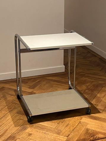 Stalen buizen tafel met wieltjes beschikbaar voor biedingen
