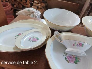 Service de table fleuri  disponible aux enchères