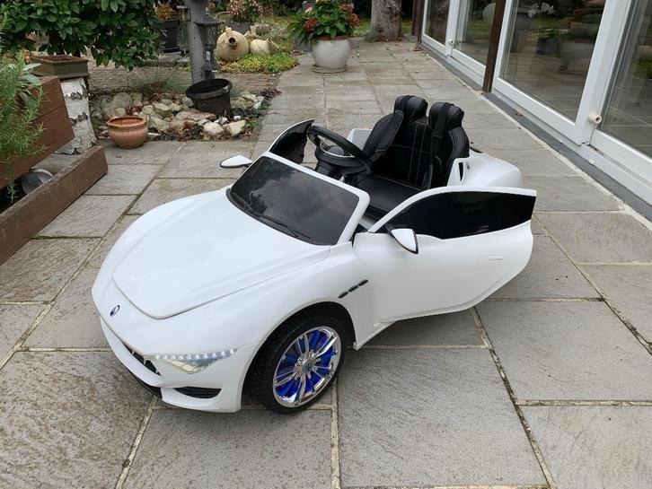 elektrische kinderauto Maserati twee nieuwe accu's 12 volt, Kinderen en Baby's, Speelgoed | Buiten | Accuvoertuigen, Zo goed als nieuw