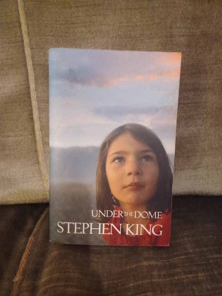 Under the dome     (Stephen King), Boeken, Taal | Engels, Zo goed als nieuw, Fictie, Ophalen of Verzenden
