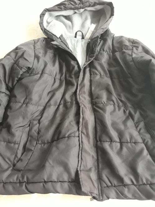 Veste unisexe grise demi saison pour enfant, Kinderen en Baby's, Kinderkleding | Maat 122, Gebruikt, Jongen of Meisje, Trui of Vest