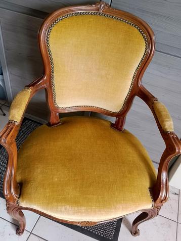 Antieke Louis XV armstoel beschikbaar voor biedingen