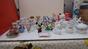36 kleine beeldjes en potjes allerlei beschikbaar voor biedingen