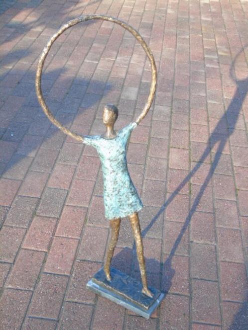 modern kunstbeeld in gepatineerd brons op sokkel, gesigneerd, Tuin en Terras, Tuinwanddecoratie, Nieuw, Ophalen