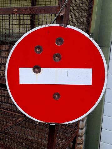 Stoer vintage verbodsbord uit Frankrijk met kogelgaten😎 beschikbaar voor biedingen