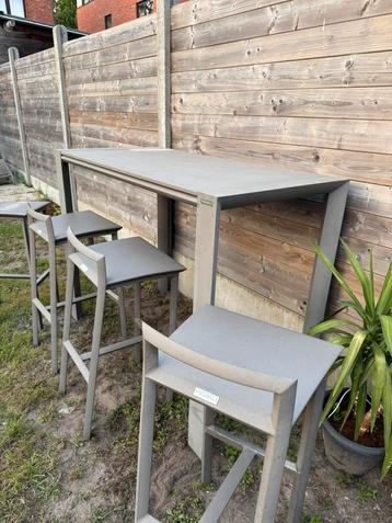 Meubili barset – tafel + 4 barkrukken beschikbaar voor biedingen