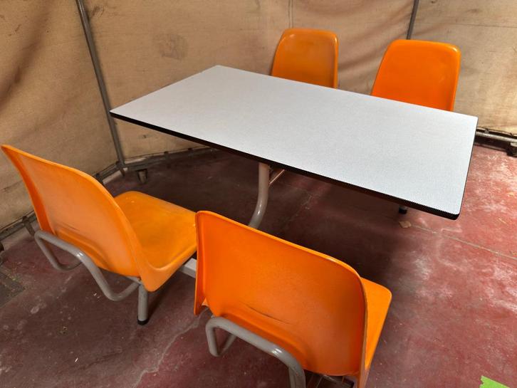 Vintage banken uit kantine van een fabriek, Huis en Inrichting, Tafels | Eettafels, Gebruikt, Vier personen, Kunststof, Metaal