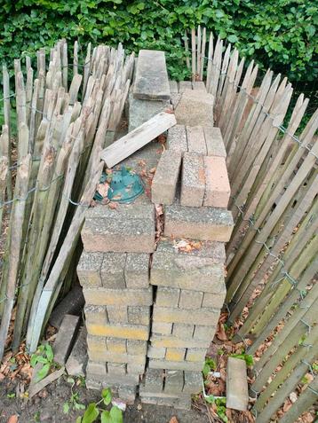 Heel veel betonnen klinkers beschikbaar voor biedingen
