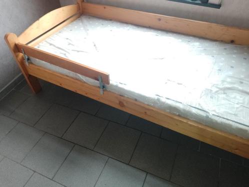 Eenpersoonsbed te koop in massief grenen matras en boxspring, Huis en Inrichting, Slaapkamer | Bedden, Zo goed als nieuw, Eenpersoons
