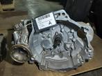 VERSNELLINGSBAK Audi A1 (8X1 / 8XK) (01-2010/10-2018) (MZM), Gebruikt, Audi