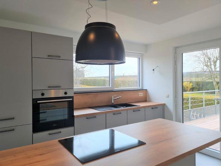 Bièvre: aangenaam appartement met groot terras, 2 slpkrs., Immo, Appartementen en Studio's te huur, Provincie Namen, 50 m² of meer