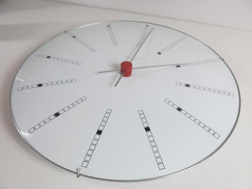 Arne Jacobsen Bankers Clock 48 cm wandklok, Antiek en Kunst, Kunst | Designobjecten, Ophalen