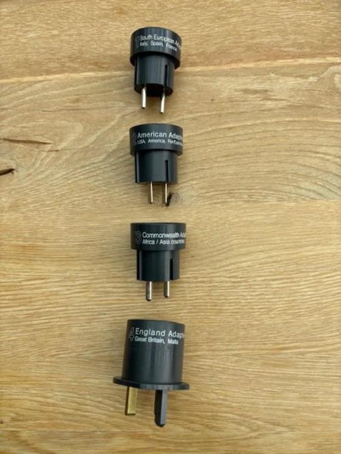 4 Samsonite Reisstekkers / Global Travel Adapters – World to, Hobby en Vrije tijd, Elektronica-componenten, Zo goed als nieuw