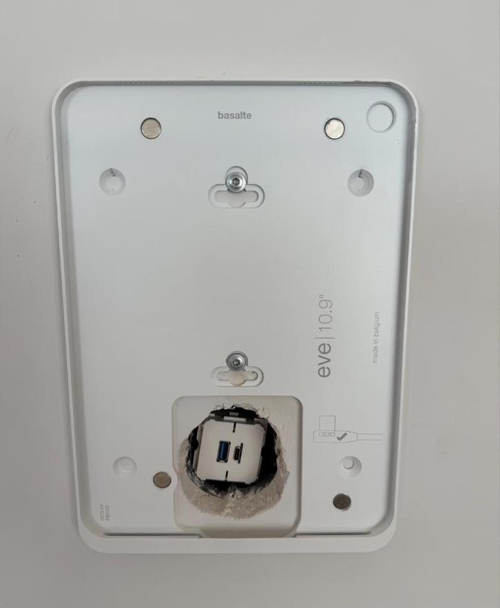 Basalte Eve wandhouder voor iPad 10th-11th gen (10.9"), Computers en Software, Dockingstations, Zo goed als nieuw, Docking station