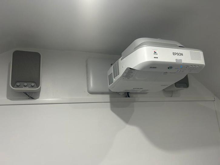 Epson EB-685W-projector + Epson-luidsprekers — als nieuw, Audio, Tv en Foto, Beamers, Zo goed als nieuw, Ophalen