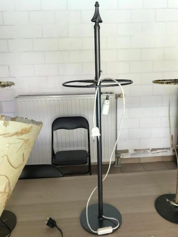 Metalen geraamte om zelf een staanlamp te maken beschikbaar voor biedingen