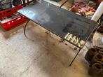 ancienne table avec verre fumé d’epoque annee 50, Maison & Meubles, Enlèvement, Utilisé, Verre