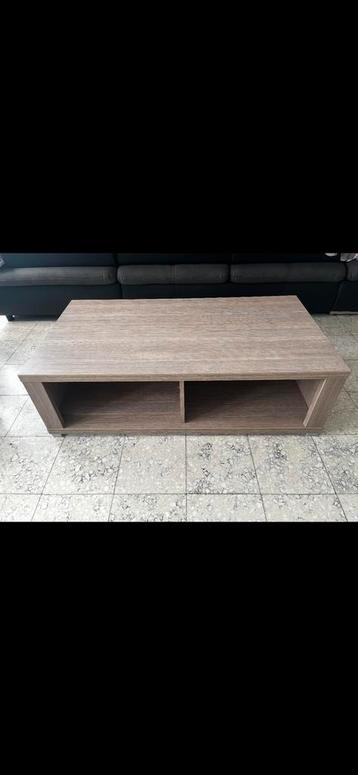 Tafel in de woonkamer beschikbaar voor biedingen