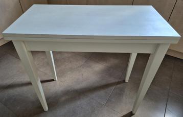Uitklapbare witte houten tafel beschikbaar voor biedingen
