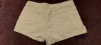 Korte jeansbroek geel met borduursels, Kleding | Dames, Ophalen of Verzenden, Zo goed als nieuw, Geel, Kort