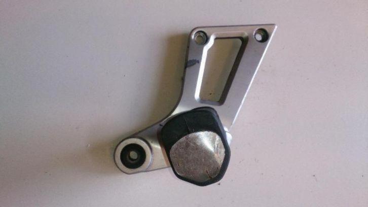 Suzuki GSX1100F schetsplaat voetsteun rechtsachter GSX1100, Motoren, Onderdelen | Suzuki, Gebruikt, Ophalen of Verzenden