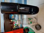 Zwarte sodastream frisdrankautomaat met 2 flessen, Elektronische apparatuur, Bruiswatermachines, Ophalen of Verzenden, Zo goed als nieuw