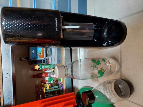 Appareil a soda sodastream noir avec 2 bouteilles, Electroménager, Machines à eau pétillante, Comme neuf, Enlèvement ou Envoi