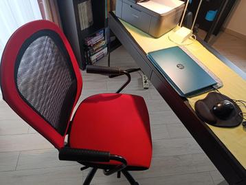 Bureau et chaise de bureau à roulettes beschikbaar voor biedingen